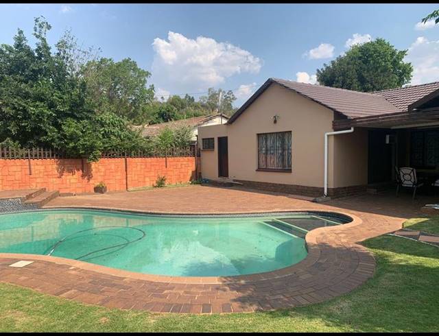 4 BEDROOM HOUSE FOR SALE IN FLEURHOF